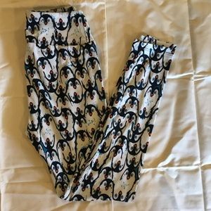 LuLaRoe OS Leggings Penguin pattern.